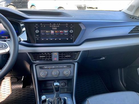 Certified 2022 Volkswagen Taos SE w/ Panoramic Sunroof Package image 19