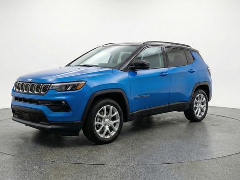 Used 2025 Jeep Compass Limited AWD/4WD image 3