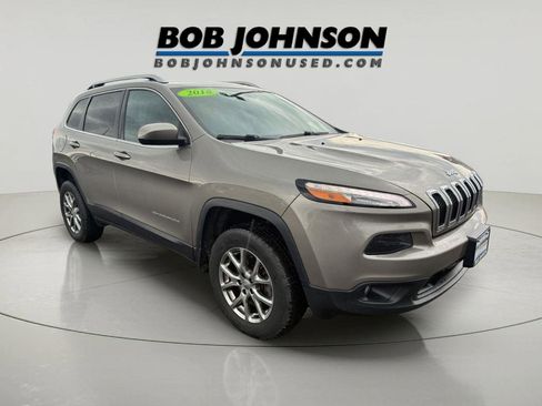 Used 2018 Jeep Cherokee Latitude Plus w/ Cold Weather Group AWD/4WD image 1