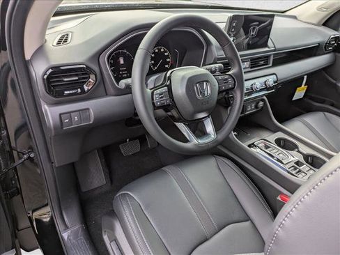New 2025 Honda Pilot Touring image 3