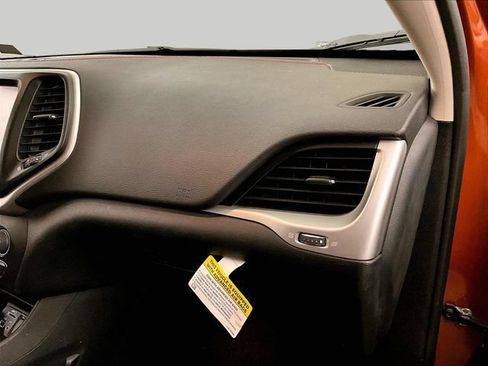 Used 2015 Jeep Cherokee Trailhawk w/ Comfort/Convenience Group AWD/4WD image 16