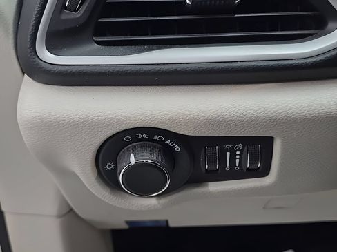 Used 2022 Chrysler Voyager LX FWD image 11