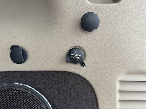 Used 2011 Jeep Grand Cherokee Overland image 11