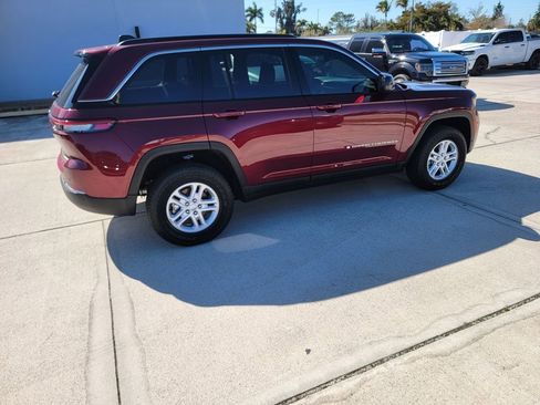 Used 2025 Jeep Grand Cherokee Laredo image 4