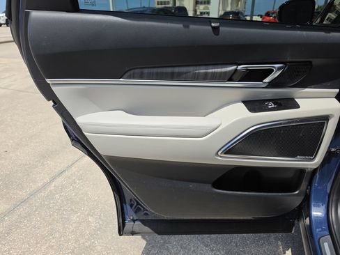 Used 2024 Kia Telluride SX w/ Towing Package FWD image 15