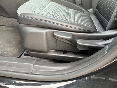 Used 2025 Chevrolet Trax LT w/ LT Convenience Package FWD image 19