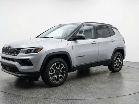 Used 2025 Jeep Compass Trailhawk image 3