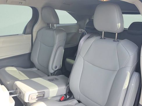 Used 2023 Toyota Sienna XLE FWD image 10