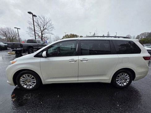 Used 2015 Toyota Sienna XLE w/ XLE Navigation Package FWD image 4