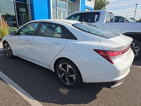 Used 2023 Hyundai Elantra SEL w/ Convenience Package FWD image 2
