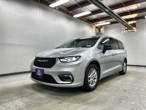 Used 2024 Chrysler Pacifica Touring-L image 1