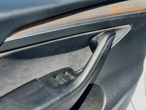 Used 2024 Tesla Model Y Long Range AWD/4WD image 18