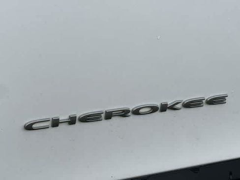 Used 2018 Jeep Cherokee Latitude AWD/4WD image 16