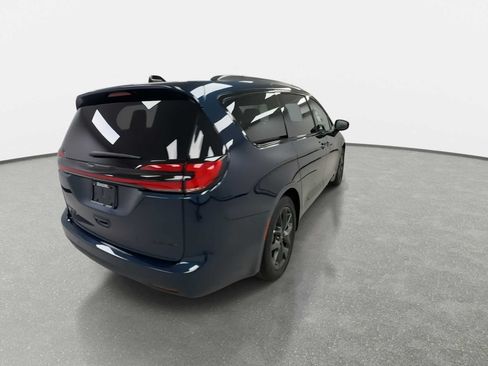 Used 2025 Chrysler Pacifica Limited FWD image 8
