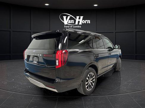 Used 2025 Ford Expedition Platinum image 3