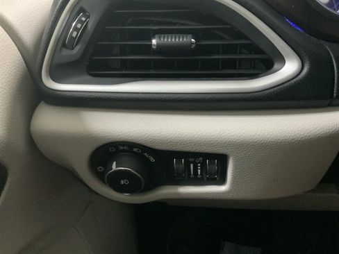 Used 2018 Chrysler Pacifica Touring-L image 35