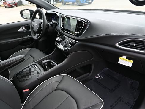 New 2026 Chrysler Pacifica Limited image 28