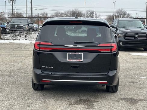 New 2026 Chrysler Pacifica Select image 4