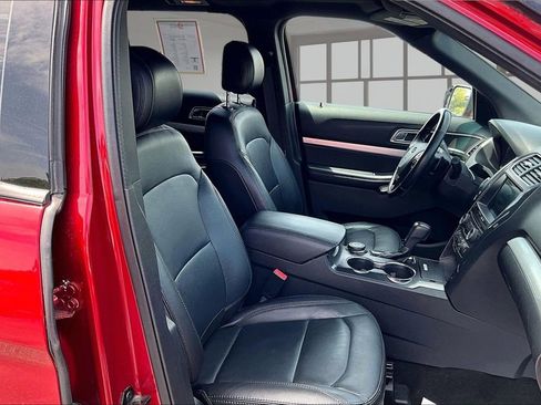 Used 2017 Ford Explorer XLT w/ Equipment Group 202A AWD/4WD image 8