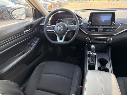 Used 2025 Nissan Altima 2.5 SV image 19
