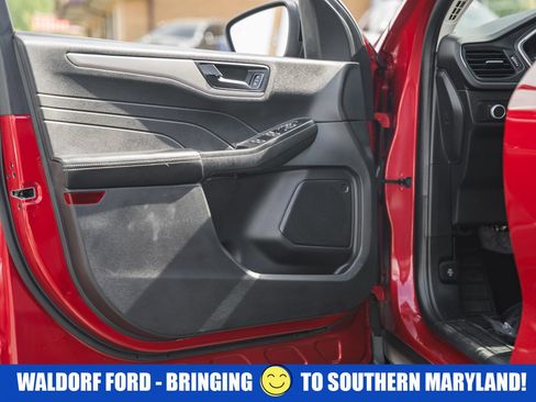 Used 2022 Ford Escape SE w/ SE Sport Appearance Package image 38