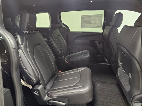 New 2026 Chrysler Pacifica Select image 15