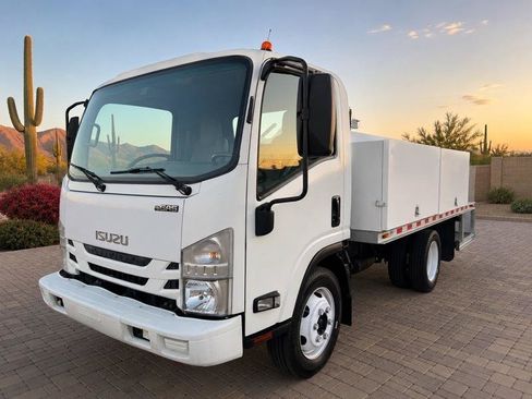 Used 2018 Isuzu NPR RWD image 3