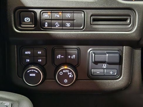 Used 2024 Chevrolet Suburban Z71 w/ Luxury Package AWD/4WD image 42