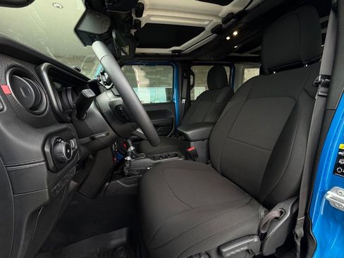 Used 2025 Jeep Wrangler Unlimited Rubicon w/ Convenience Group image 6