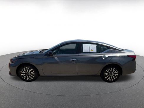 Used 2025 Nissan Altima 2.5 SV FWD image 7