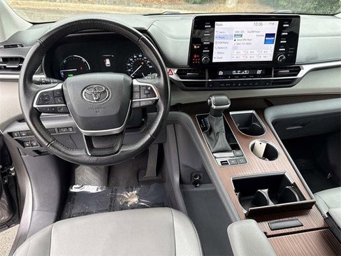 Used 2024 Toyota Sienna XLE image 18
