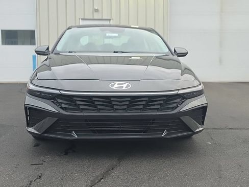 Used 2024 Hyundai Elantra SE FWD image 2