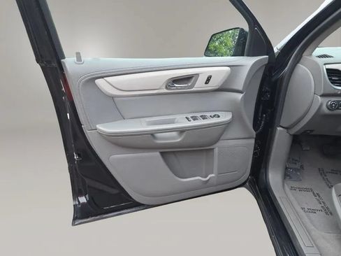 Used 2015 Chevrolet Traverse LT w/ Style and Technology Package FWD image 32