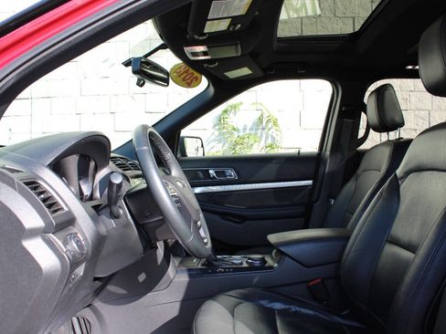 Used 2018 Ford Explorer XLT w/ Equipment Group 202A image 11