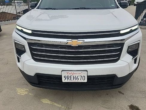 Used 2025 Chevrolet Traverse LT FWD image 1