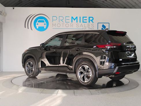 Used 2024 Nissan Rogue SV w/ SV Premium Package image 3