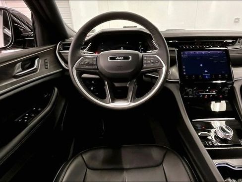 Used 2025 Jeep Grand Cherokee Limited 4xe AWD/4WD image 6