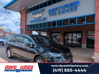 Used 2025 Chrysler Pacifica Select