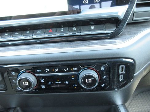 Certified 2025 Chevrolet Silverado 1500 LTZ AWD/4WD image 35