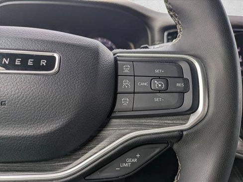 Used 2024 Jeep Wagoneer L Series II RWD image 5