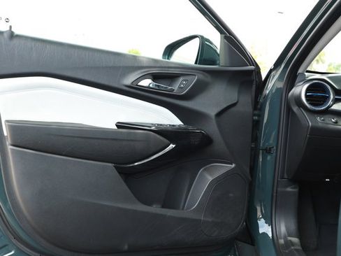 Used 2025 Chevrolet Trax LT FWD image 20