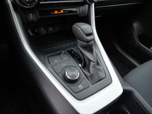 Certified 2025 Toyota RAV4 LE image 25