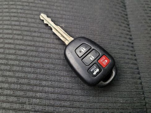 Used 2016 Toyota Camry SE image 32