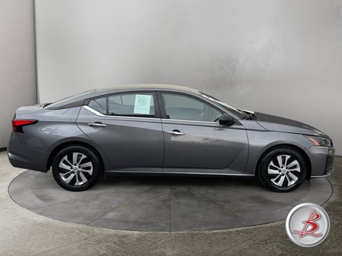 Used 2024 Nissan Altima 2.5 S FWD image 8
