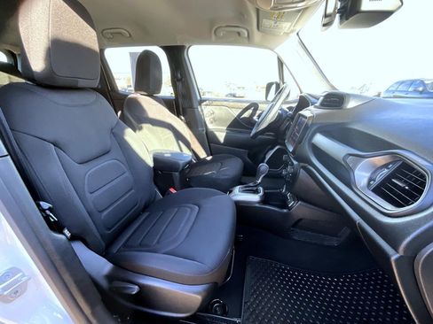 Certified 2022 Jeep Renegade Latitude w/ Convenience Group image 16