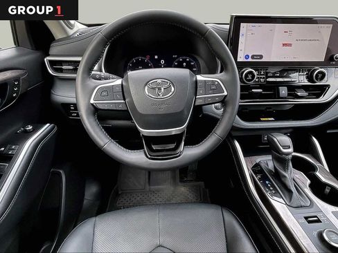 Certified 2025 Toyota Highlander Platinum AWD/4WD image 6