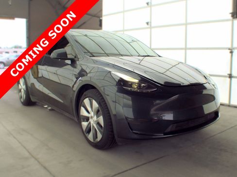 Used 2024 Tesla Model Y Long Range AWD/4WD image 3