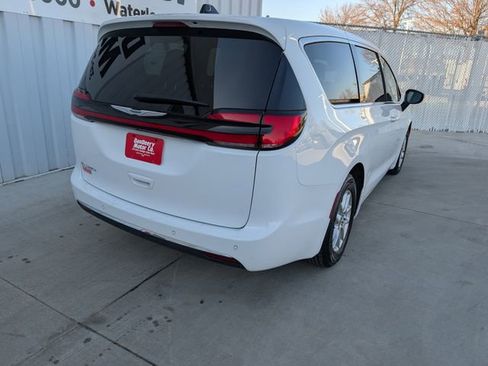 Used 2025 Chrysler Pacifica Select image 22