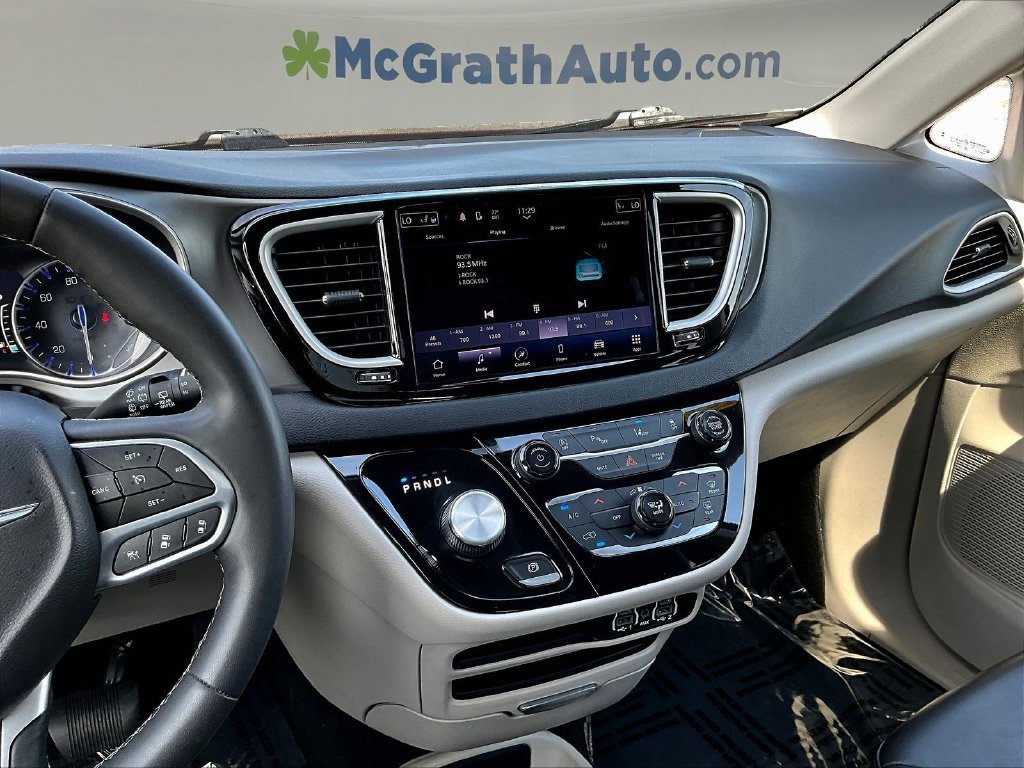Used 2023 Chrysler Pacifica Touring-L FWD image 11