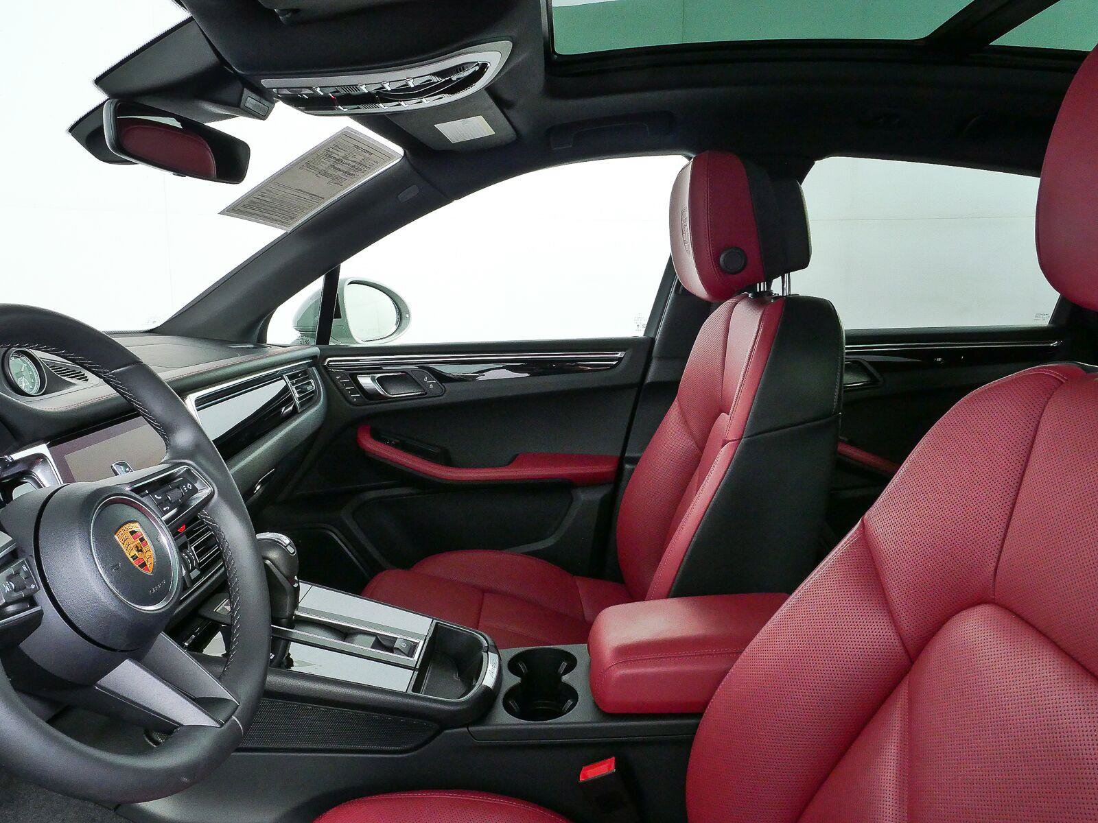 Certified 2026 Porsche Macan AWD/4WD image 5